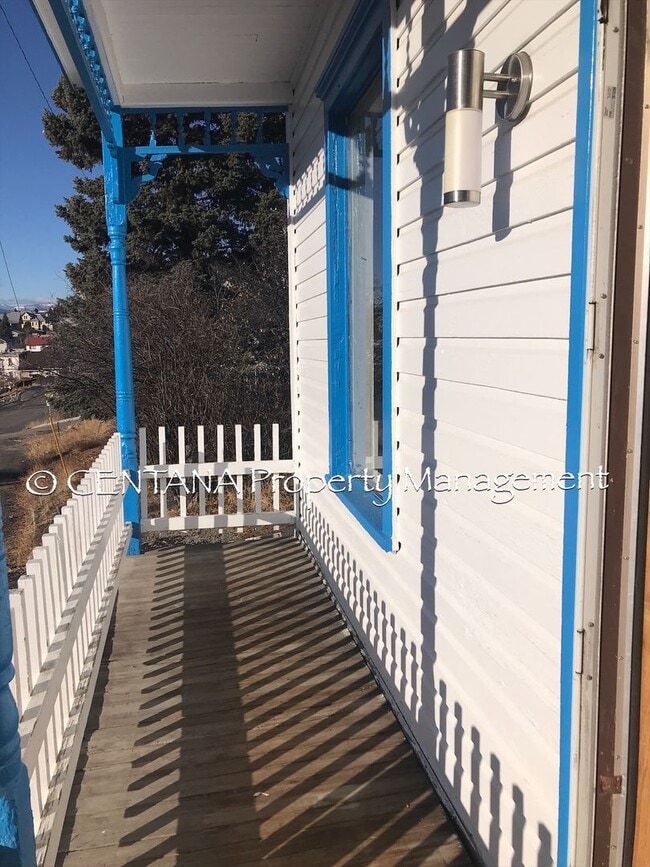 Primary Photo - 2 Bedroom in Uptown!
