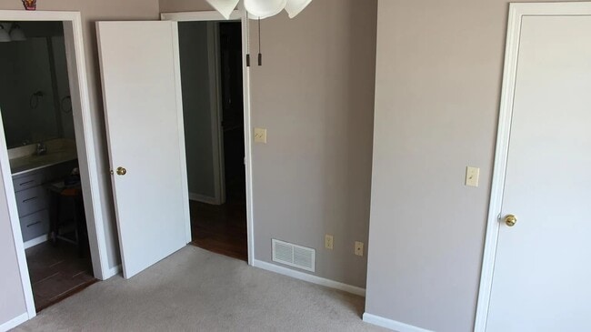 Building Photo - 1005 Weschester Ct