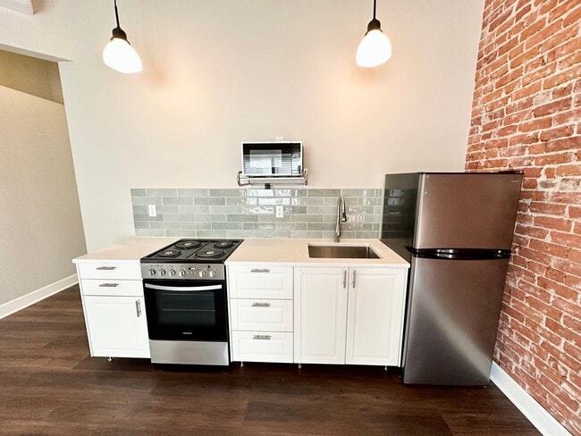 Building Photo - Modern Living with a Touch of Historic Charm