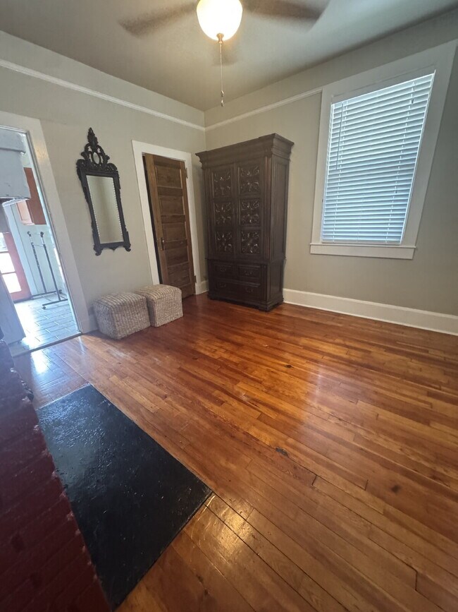 Building Photo - Charming 1 Bedroom Apartment in Chicopee V...