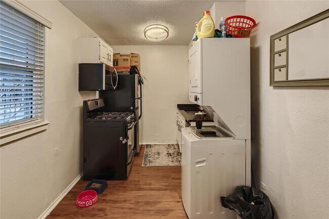 Building Photo - 2401 Manor Rd