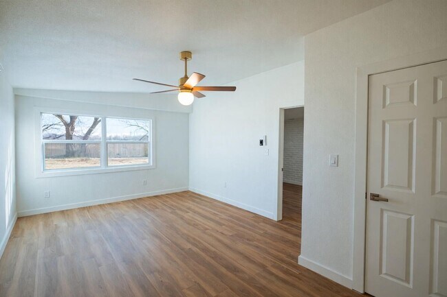 Building Photo - Modern Chic 3 Bedroom W/ Flex Space!