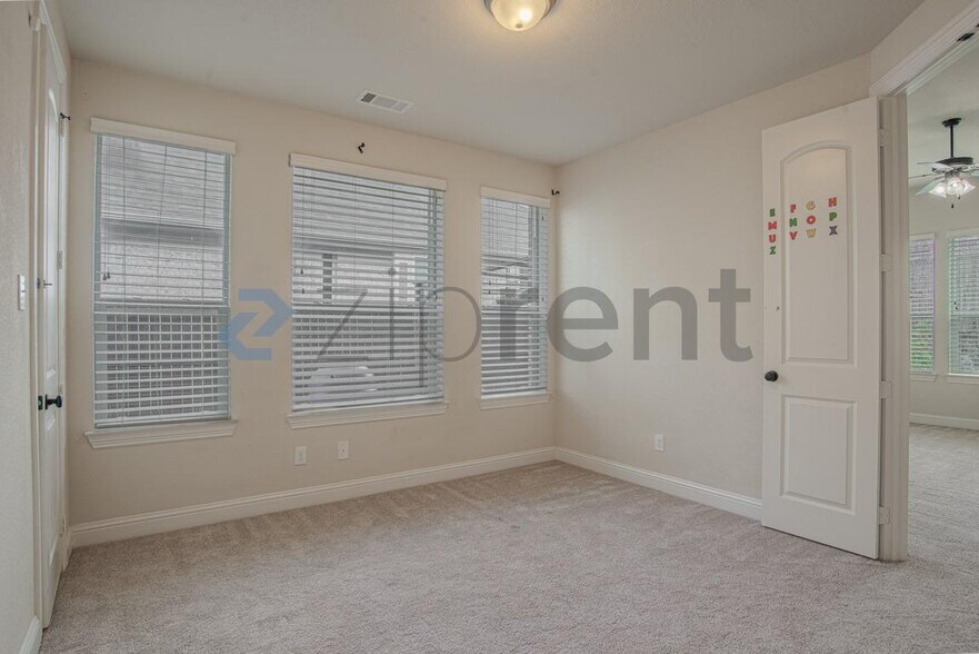 Building Photo - Unit