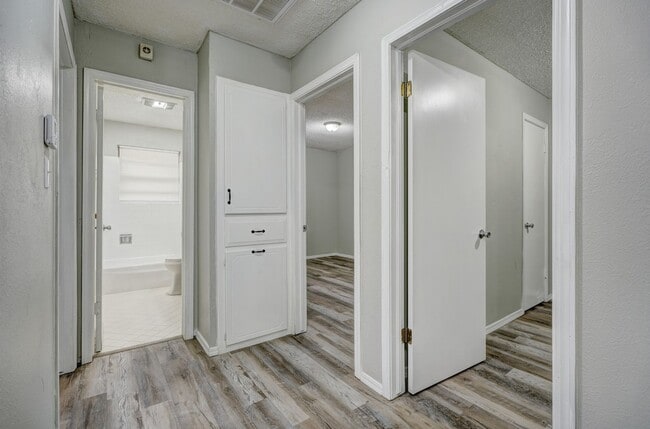 Building Photo - 3 bed 1 bath home in Mustang,OK