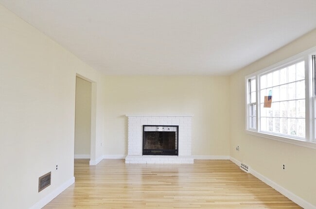 Building Photo - 10 Colburn St