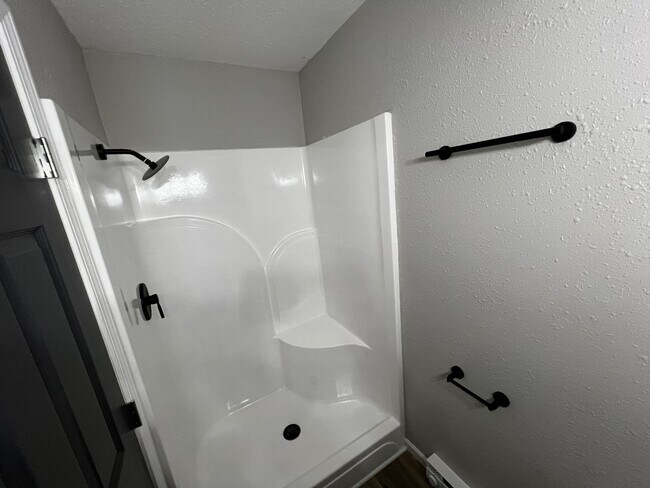 Building Photo - Beautiful 1 bedroom 1 Bathroom First Floor...