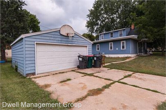 Building Photo - 5 br, 2.5 bath House - 717 13th Ave NE