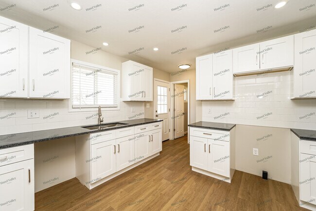 Building Photo - 4863 Southwood Dr