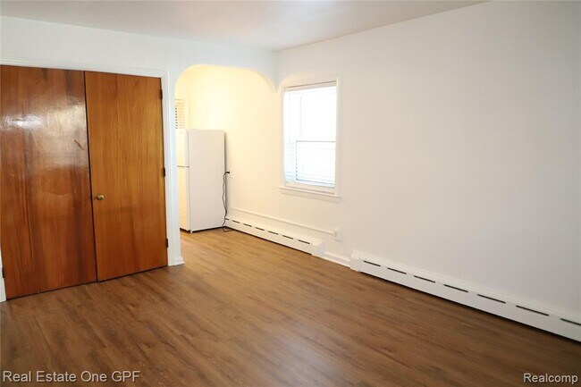 Building Photo - 271 W Maple Rd