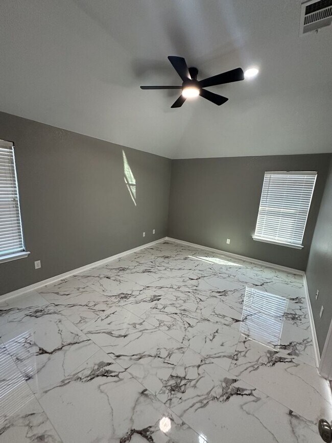 Building Photo - AVAILABLE NOW!!