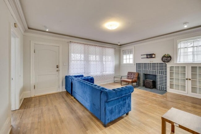 Building Photo - 818 5th St