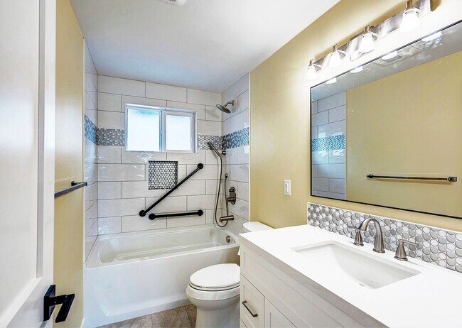 Building Photo - East Lynnwood Three Bed, 1 1/2 Bath Rambler