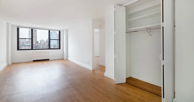 Building Photo - 242 E 26th St