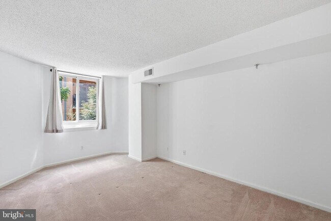 Building Photo - 1024 N Utah St