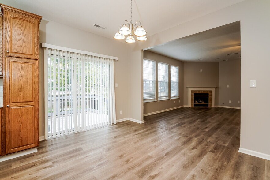 Building Photo - 6571 Daisy Hill Ct