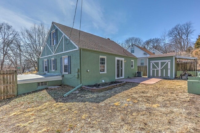 Building Photo - Amazing Aksarben Home