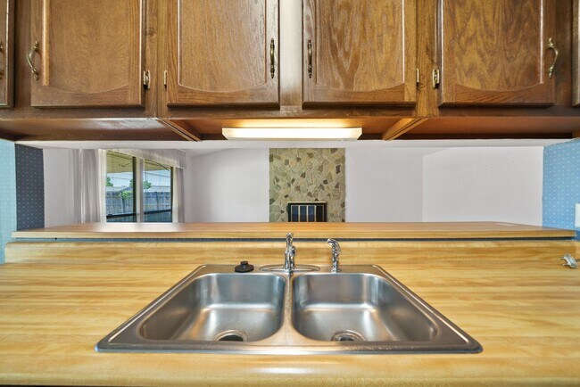 Building Photo - For Rent – Huntingdon Estates 3BR/2BA Home...