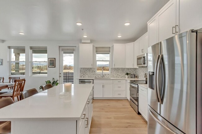 Building Photo - Spacious 3 Bed 2 Bath Condo in Sandy!