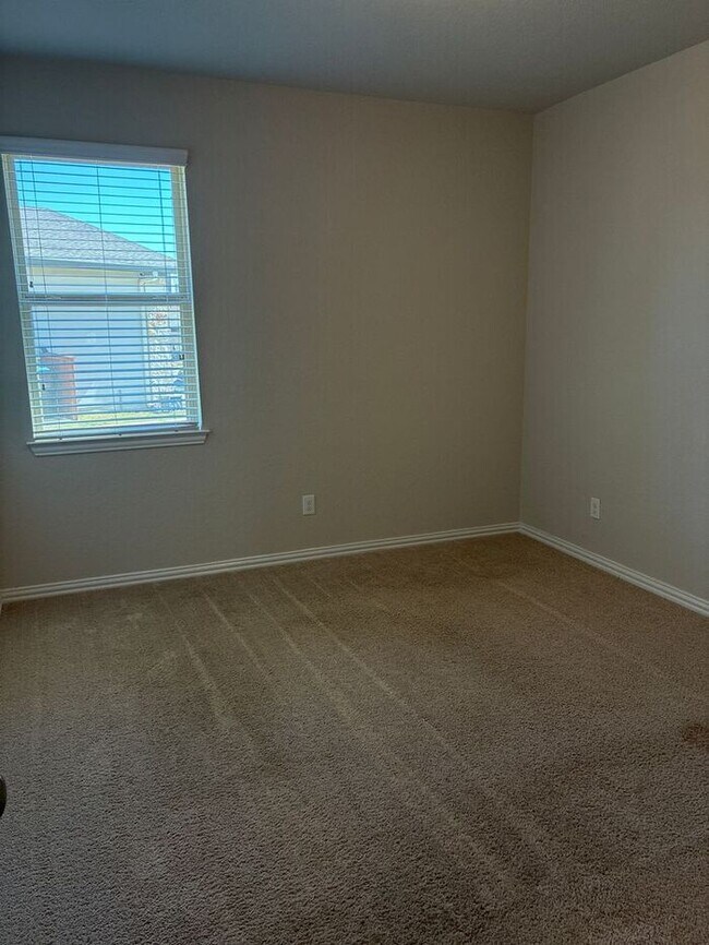 Building Photo - !! MOVE IN SPECIAL: Get 50% OFF!! 4BR/3BA House • In-Unit W/D • Attached Garage  • Backyard in Sa...