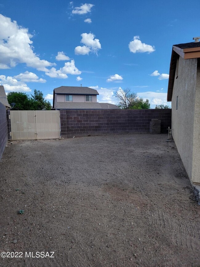 Building Photo - 9689 N Donegal Pl