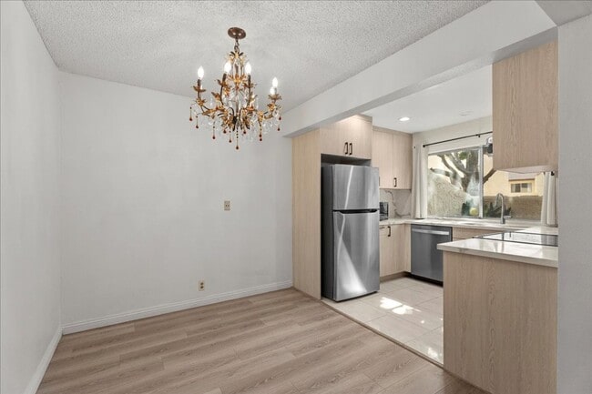 Building Photo - Spacious Tri-Level Townhome with Private G...