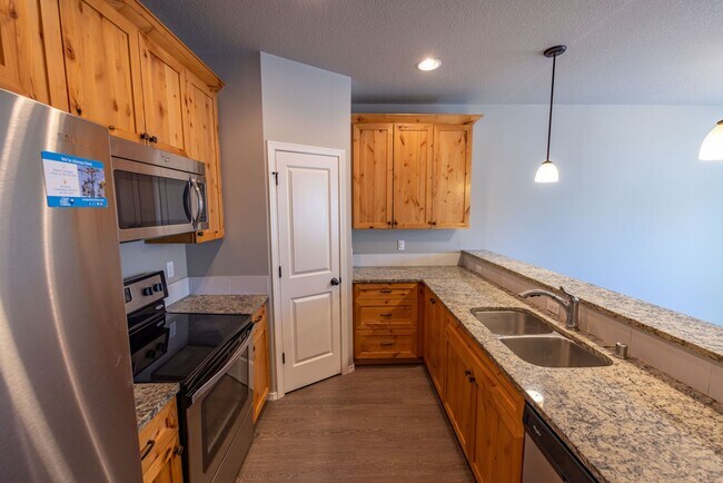 Building Photo - Three bedr townhouse in Orchards - Central AC