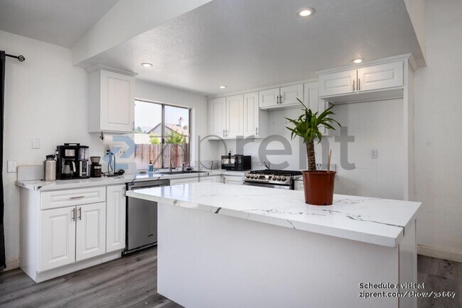 Building Photo - 1398 W Norwood St