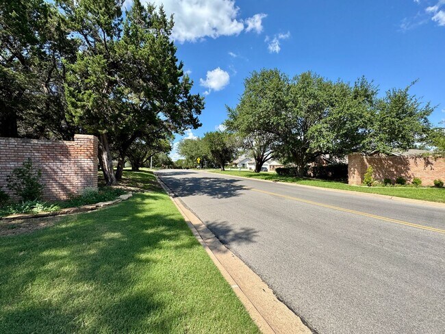 Building Photo - Single Family Home Available in Windmill Hill
