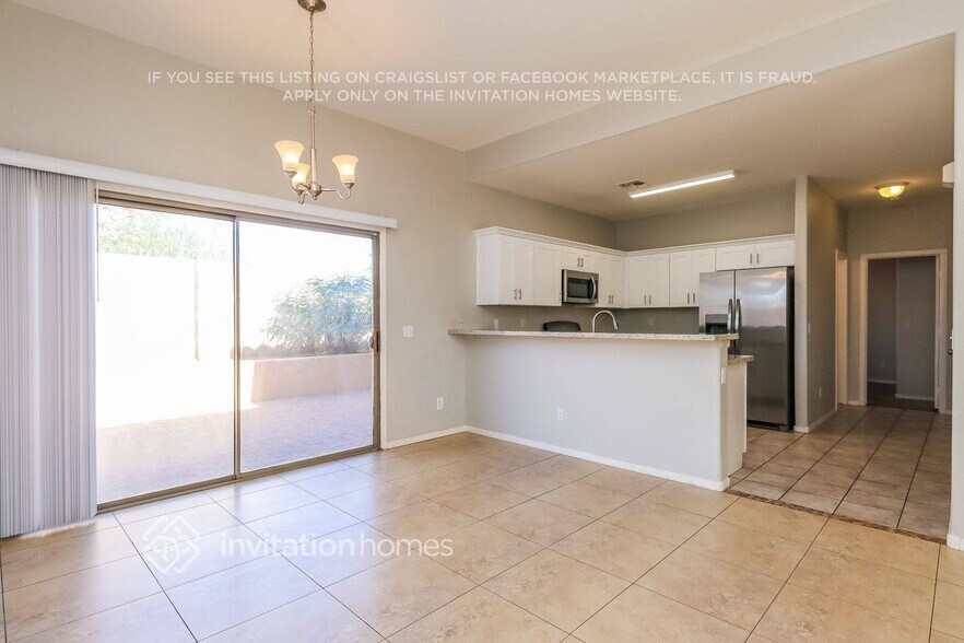 Building Photo - 2578 E Bellerive Dr