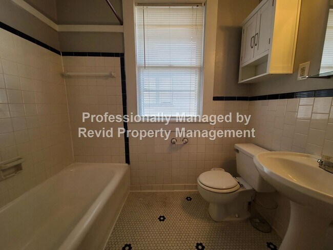 Building Photo - Large upstairs apartment in Midtown!
