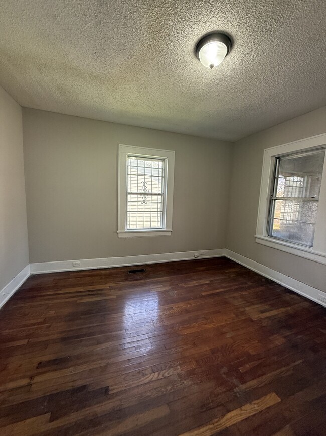 Building Photo - 1437 Woodland Ave SW