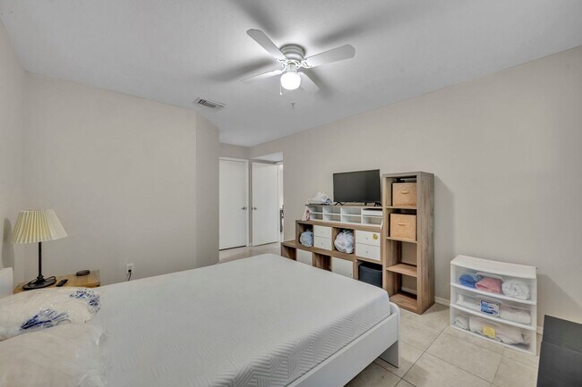 Building Photo - UCF Condo Utilities included