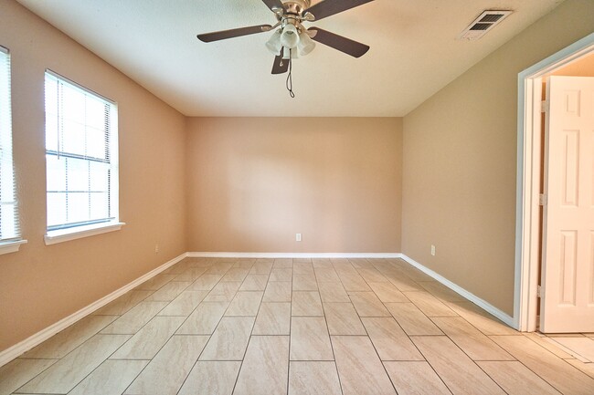 Building Photo - 10126 Northview Dr