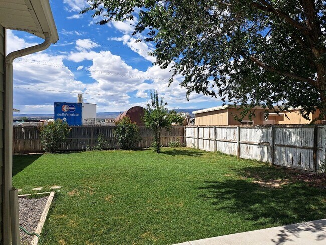 Building Photo - 2859 Hill Ave