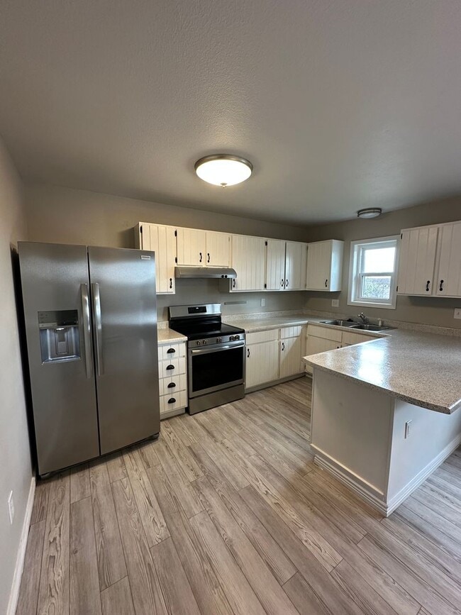 Building Photo - BEAUTIFULLY UPDATED 3 BEDROOM, 2 BATHROOM TWIN HOME WITH ATTACHED 1 CAR GARAGE