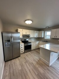 Building Photo - BEAUTIFULLY UPDATED 3 BEDROOM, 2 BATHROOM TWIN HOME WITH ATTACHED 1 CAR GARAGE