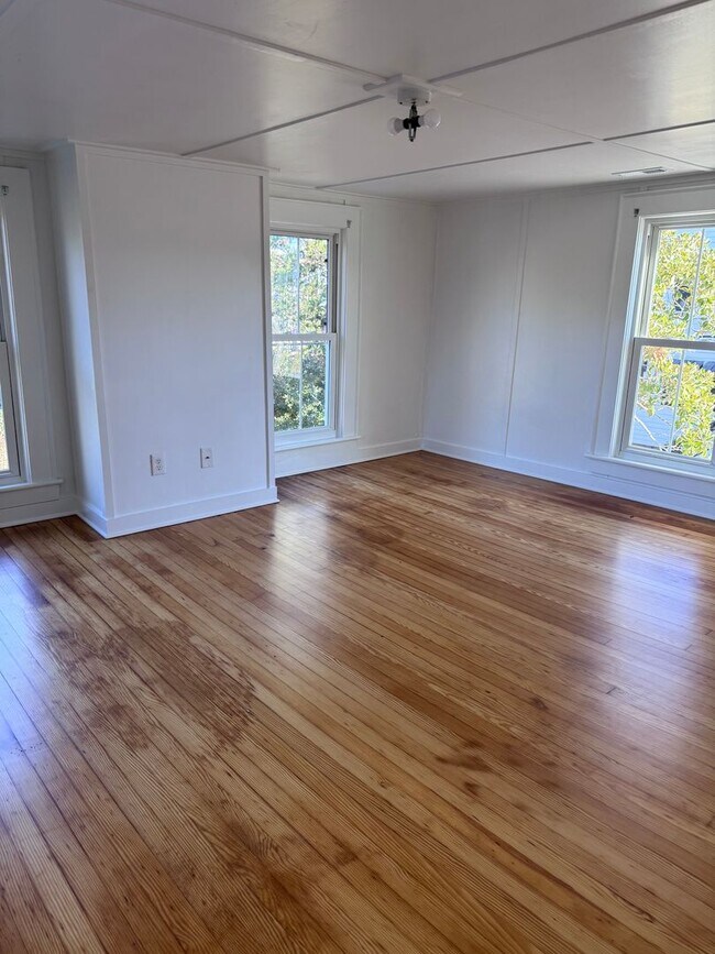 Building Photo - 205 Sir Walter Raleigh St