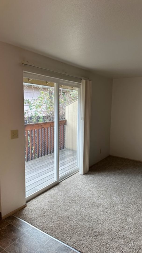 Building Photo - 1 Bedroom 1 Bath Second Level Unit in South Salem!