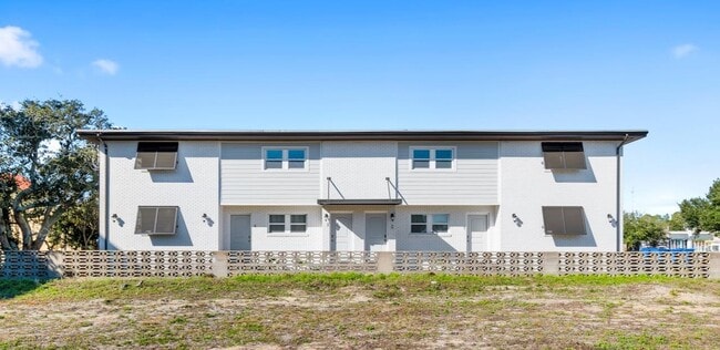Building Photo - 409 17th Ave N