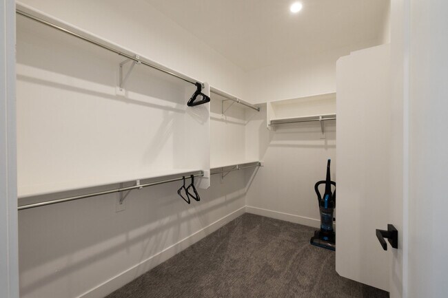 Building Photo - 2595 S 700 E