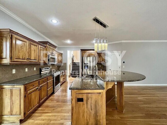 Building Photo - 5 Bedroom Home in Overland Park