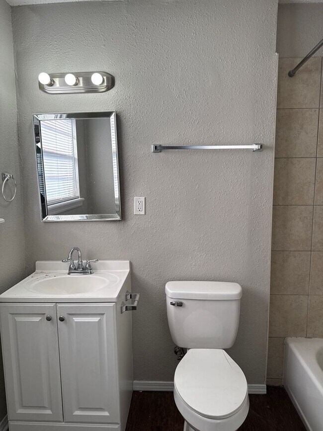 Building Photo - Start the year off in this charming 3 bed, 2 bath Broken Arrow home!