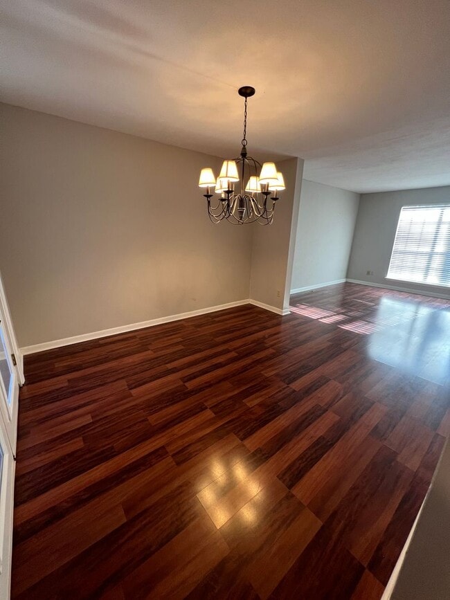 Building Photo - River Oaks Townhouse-Christmas Special!!