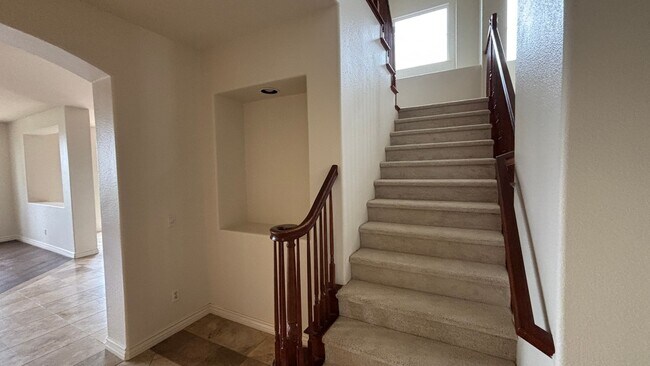 Building Photo - Large lovely home with amazing views!
