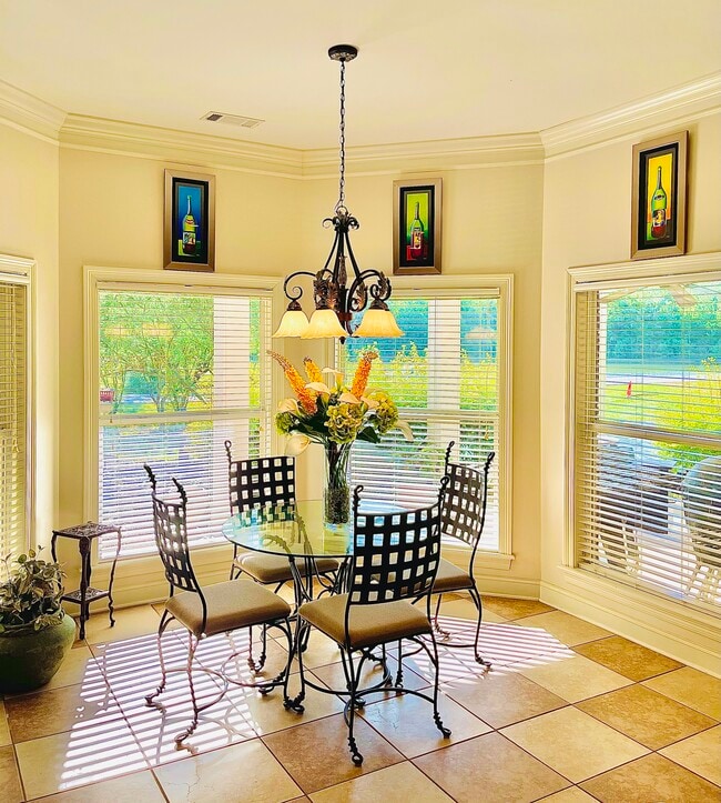 Breakfast Nook - 112 McGraph Cv