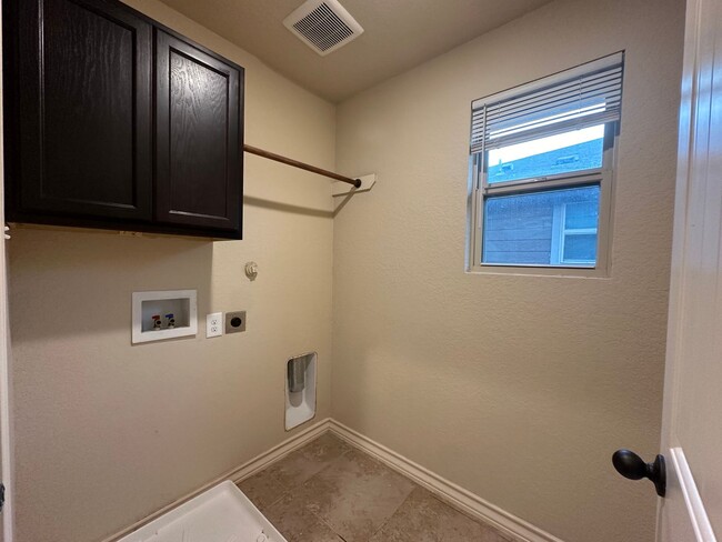 Building Photo - Townhome for rent