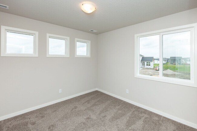 Building Photo - Prime Living: A Spacious Haven with Fenced Backyard in Ankeny