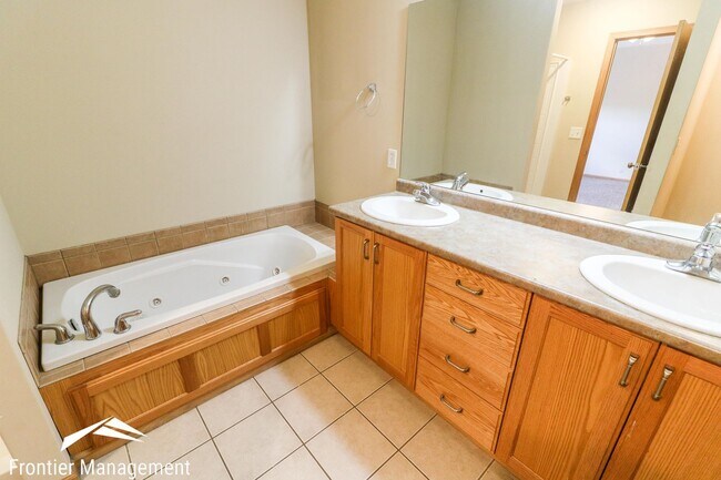 Building Photo - Amazing 3 bedroom 2.5 bathroom duplex in a quiet neighborhood!