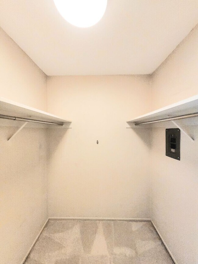 Building Photo - Top floor Woodlake condo, corner location