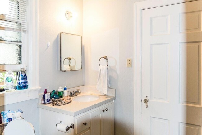 Building Photo - 1918 Robbins Pl